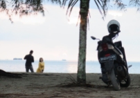 Menikmati senja di Pantai Tanjung Pendam.